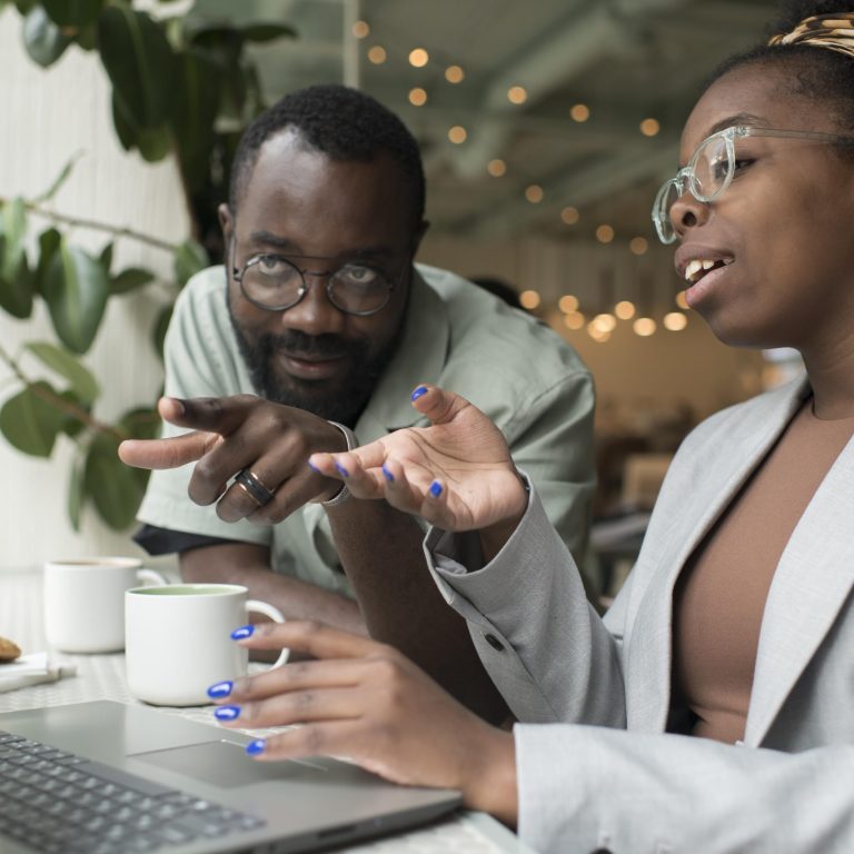 medium-shot-people-discussing